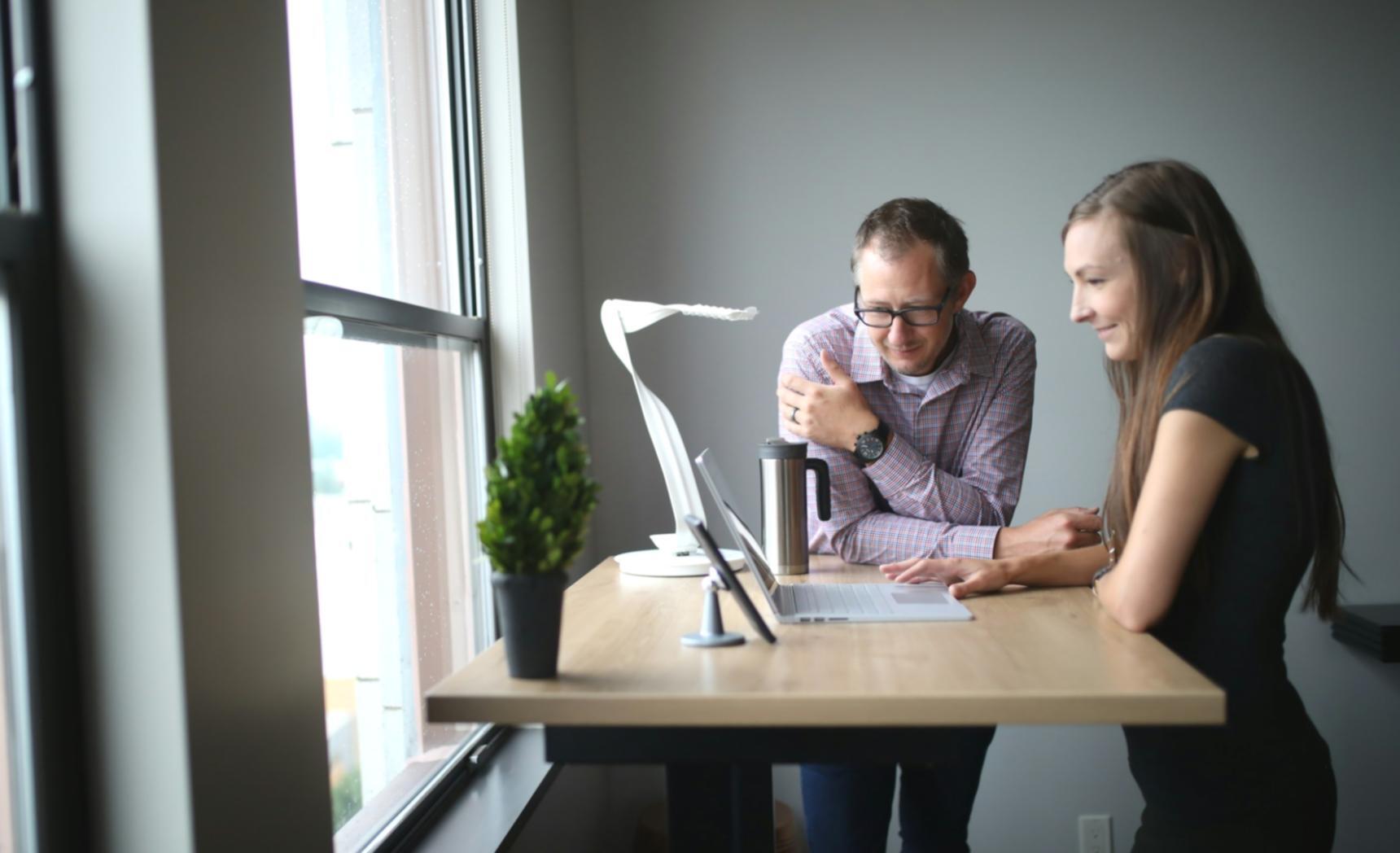 Gruppe von Finanzanalysten bei der kollaborativen Arbeit an Finanzmodellen